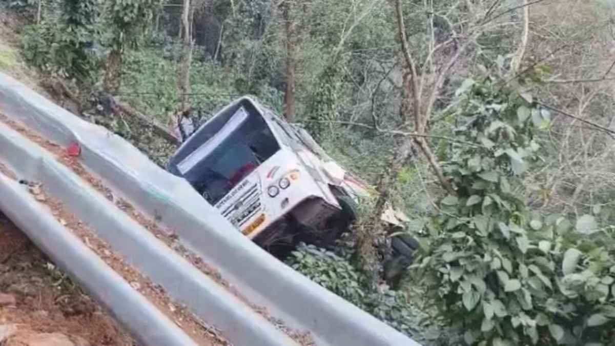 केरल में 34 यात्रियों से भरी बस खाई में गिरी, 4 की मौत, कई घायल