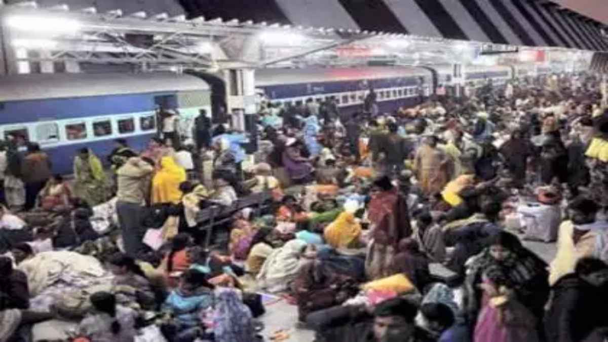 Maha Kumbh में 30 लोगों की मौत के बाद रेलवे का बड़ा फैसला, रद्द की 12 ट्रेनों की लिस्ट देखें