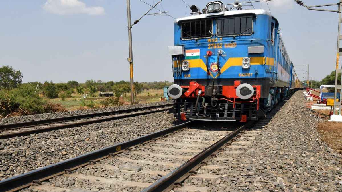 Special Trains: आज होगा 49 महाकुंभ स्पेशल ट्रेनों का संचालन, रेलवे ने जारी की लिस्ट