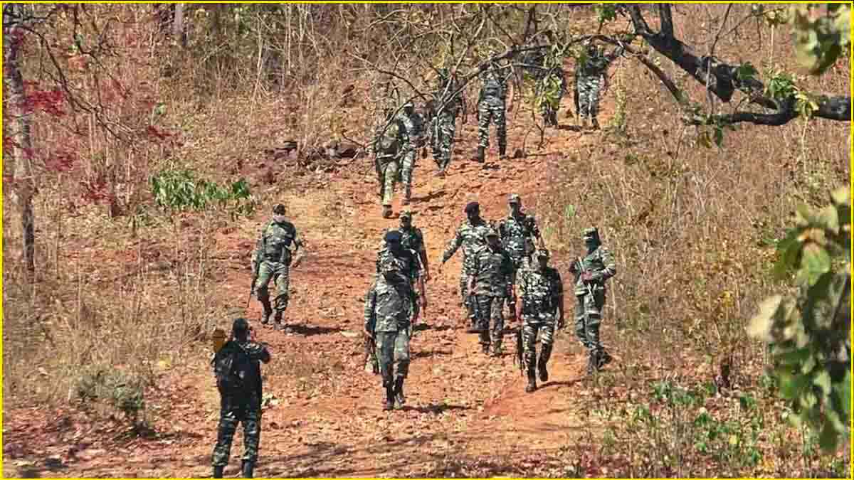 20 फीट दूर गिरे गाड़ी के कलपुर्जे, सड़क में 15 फीट गड्ढा; जवानों के शवों के टुकड़े... कितना भीषण था नक्सलियों का ब्लास्ट?