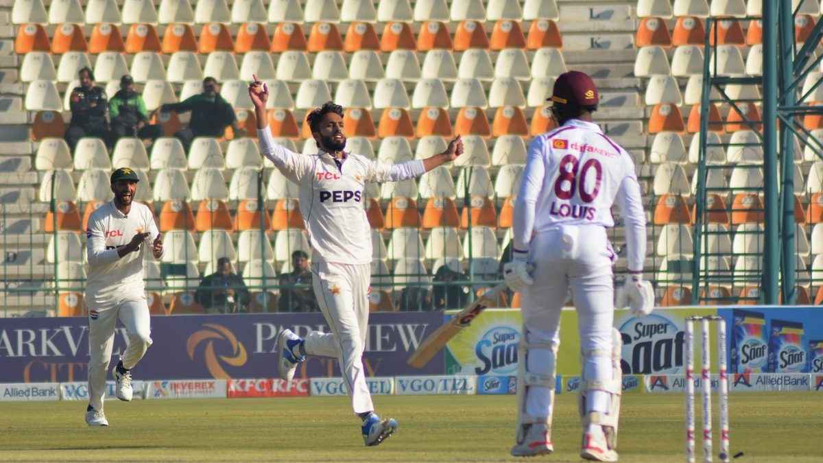 टेस्ट क्रिकेट के 147 साल के इतिहास में दूसरी बार हुआ ऐसा, डायमंड डंक का शिकार हुआ पाकिस्तानी खिलाड़ी