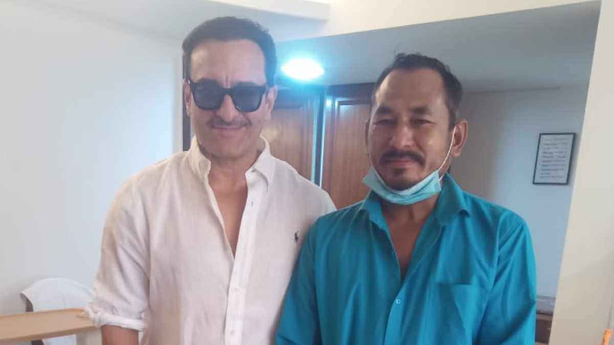 जिस ऑटो वाले ने बचाई जान, उसके साथ सैफ अली खान, फोटो वायरल
