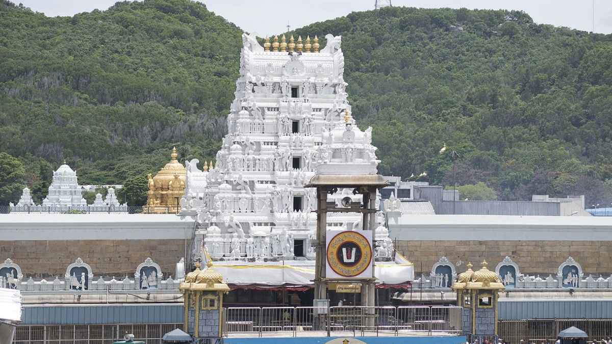 तिरुमला मंदिर में अंडा बिरयानी खाते मिले श्रद्धालु, मच गया बवाल, विपक्ष ने उठाए ये सवाल
