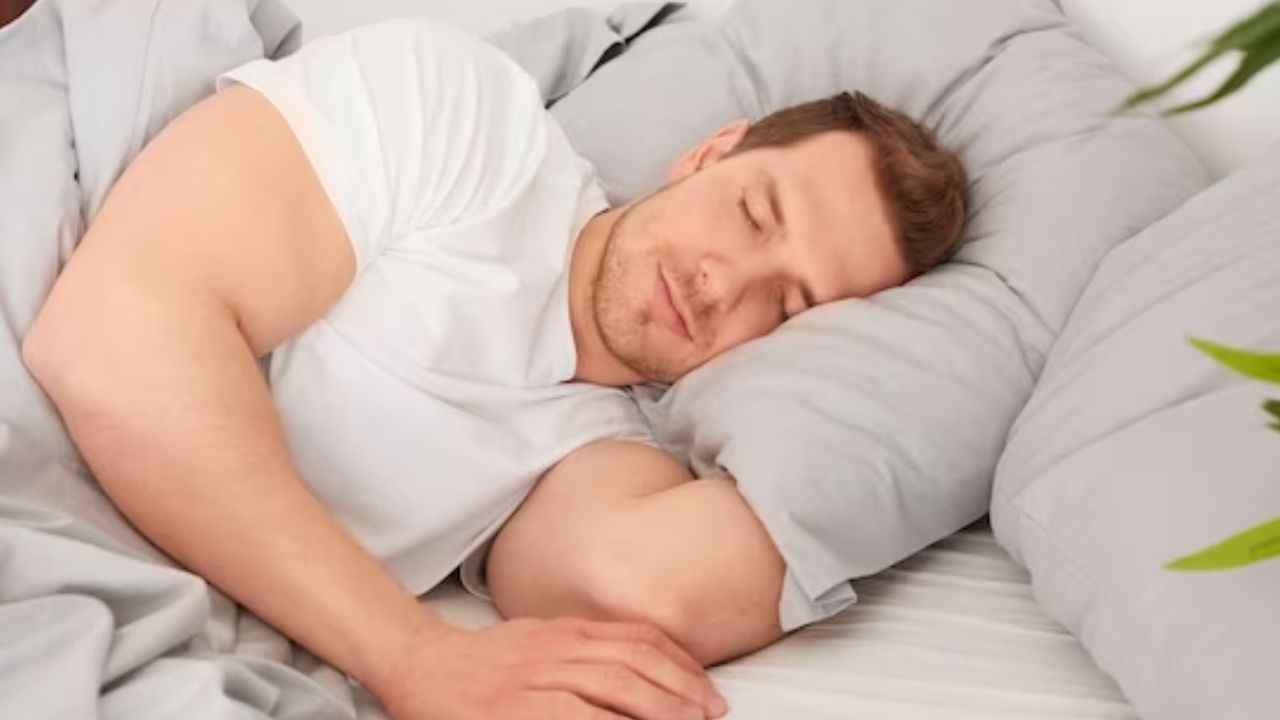 Sleeping Tips: सोते समय तकिया भी कर सकता है बीमार, जानें सोने का सही पोजीशन
