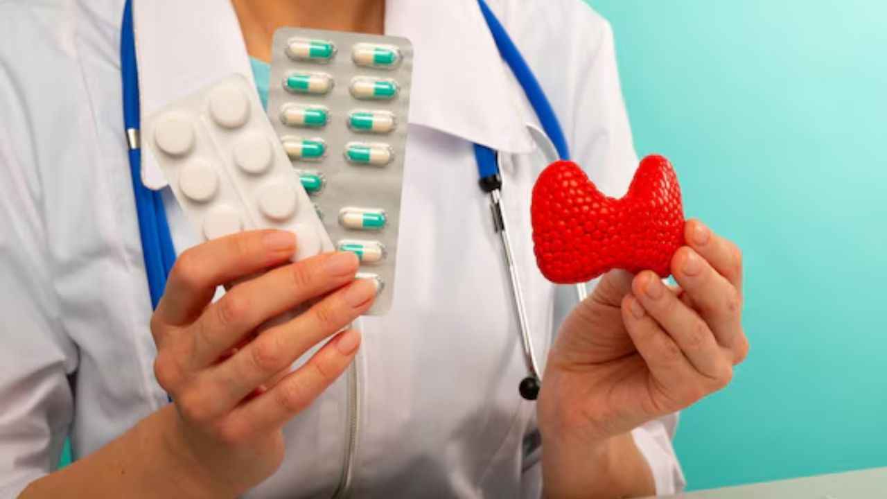 Thyroid Medicine: थायराइड की दवा लेते समय कभी न करें ये गलतियां, जानें हेल्थ एक्सपर्ट की राय