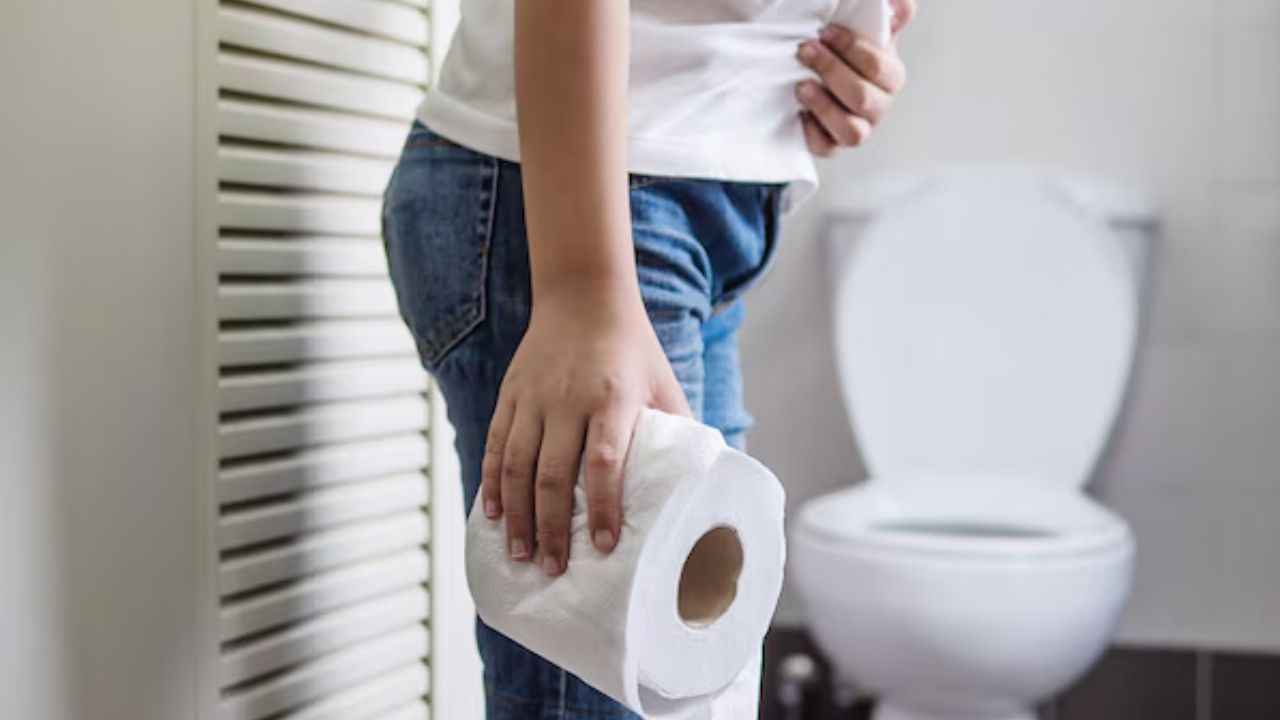 Health Tips: क्या आप भी हैं कब्ज से परेशान? डॉक्टर से जानें कारण और बचाव