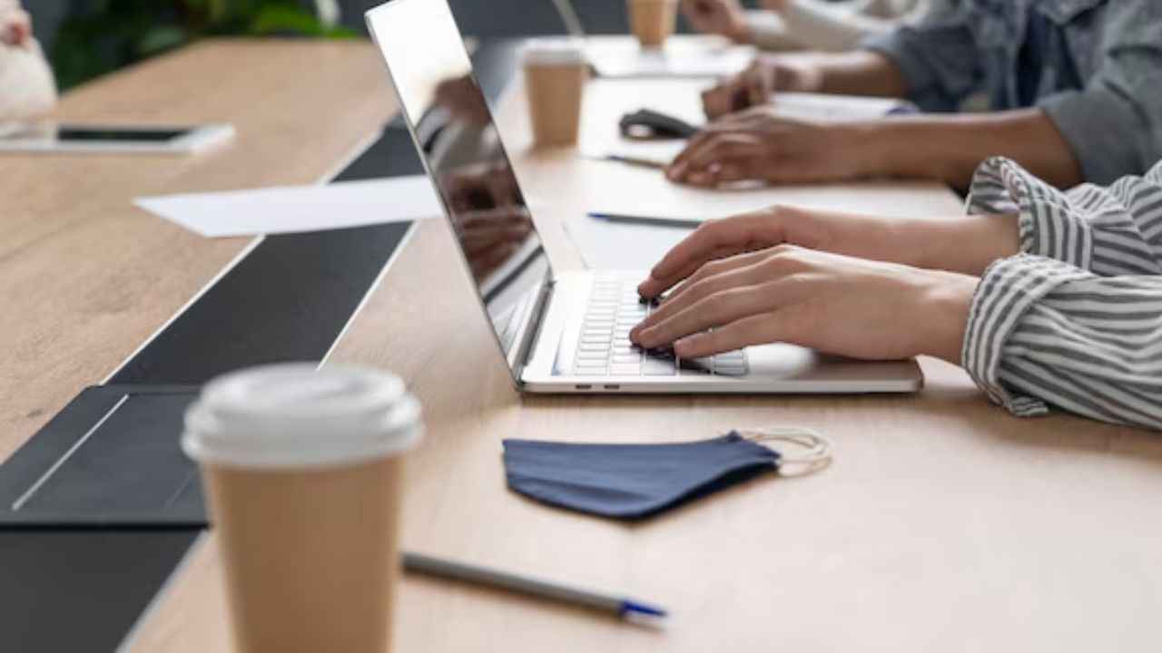 Work Life Balance: काम और लाइफ के बीच नहीं कर पा रहें बैलेंस? अपनाएं ये तरीका    