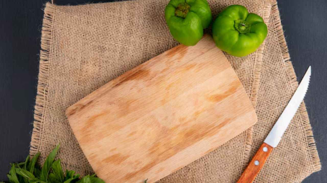 Health Tips: कटिंग बोर्ड में टॉयलेट सीट से 200 गुना ज्यादा होते हैं बैक्टीरिया! जानें इसे साफ रखने का तरीका