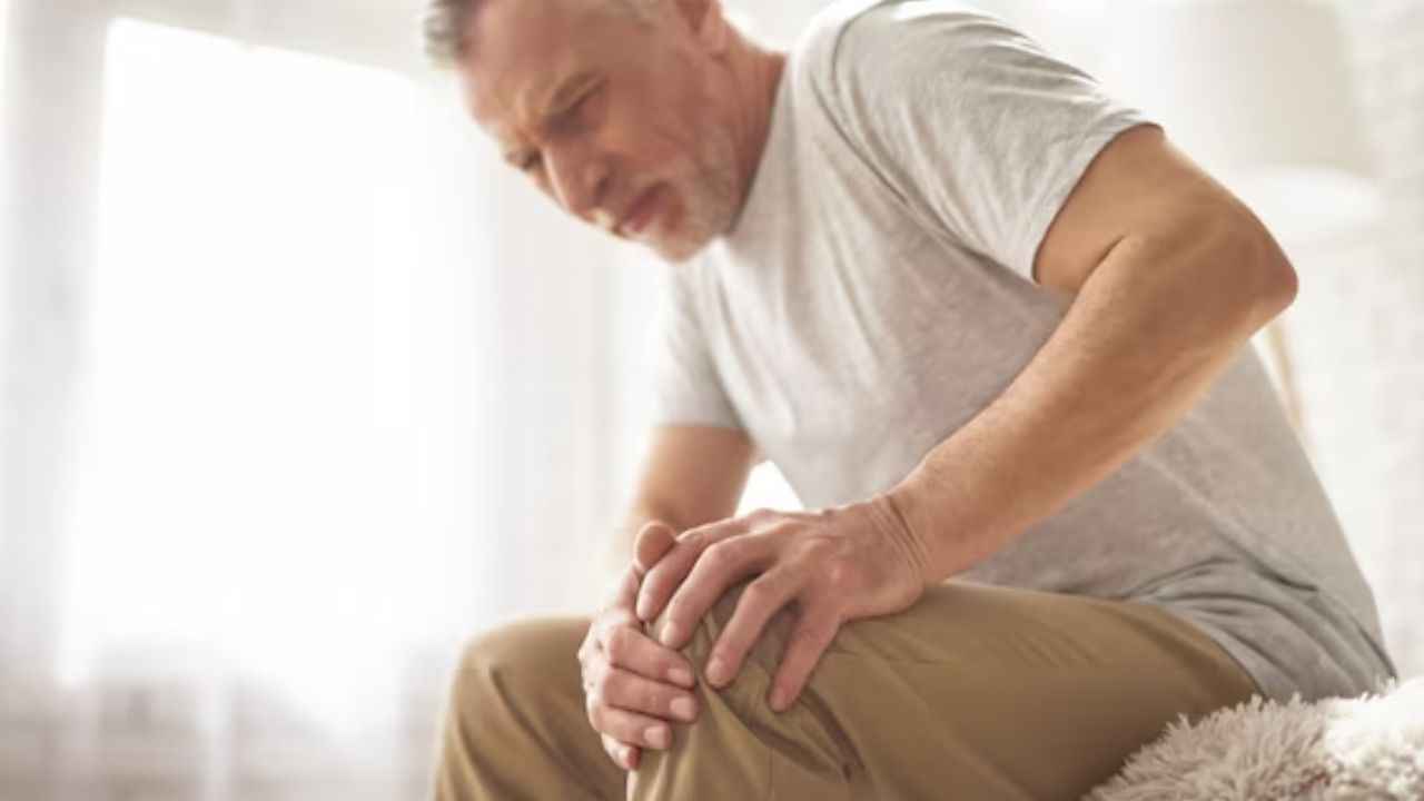 Joint Pain Symptoms: जोड़ों के दर्द के 5 शुरुआती संकेत, इग्नोर किया तो बड़ी बीमारी का खतरा