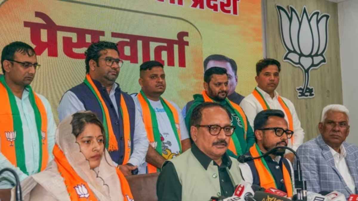 दिल्ली में चुनाव हारते ही AAP को तगड़ा झटका, पार्टी के 3 पार्षद BJP में शामिल