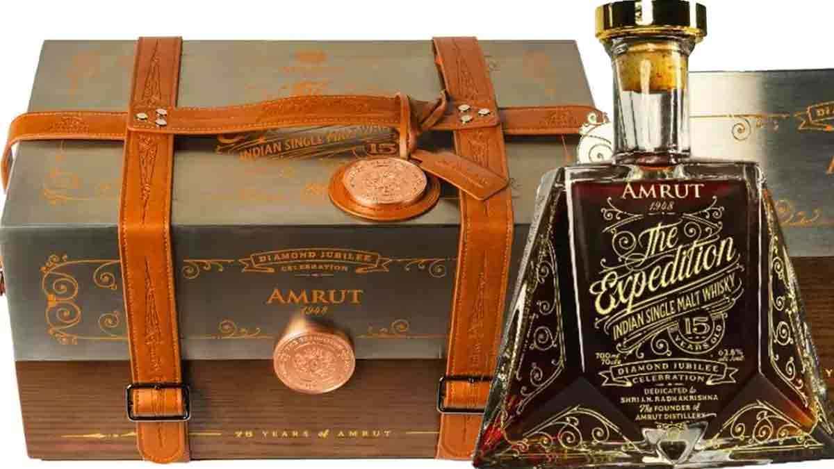 Maruti की लग्जरी कार से महंगी शराब की एक बोतल, जानें इतनी महंगी क्यों Amrut Whisky