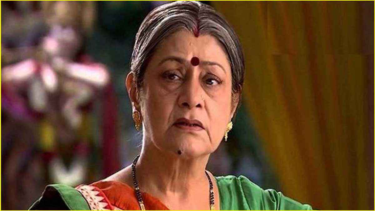 पैर पर प्लास्टर, हाथ में बैसाखी; ये क्या हो गया Aruna Irani का हाल?