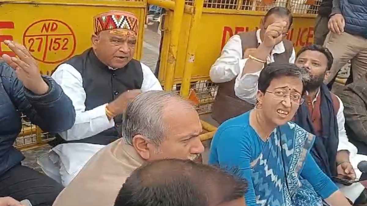 दिल्ली विधानसभा के गेट पर पुलिसवालों से उलझी आतिशी, बोलीं- 'विधानसभा में कैसे नहीं घुसने देंगे'?