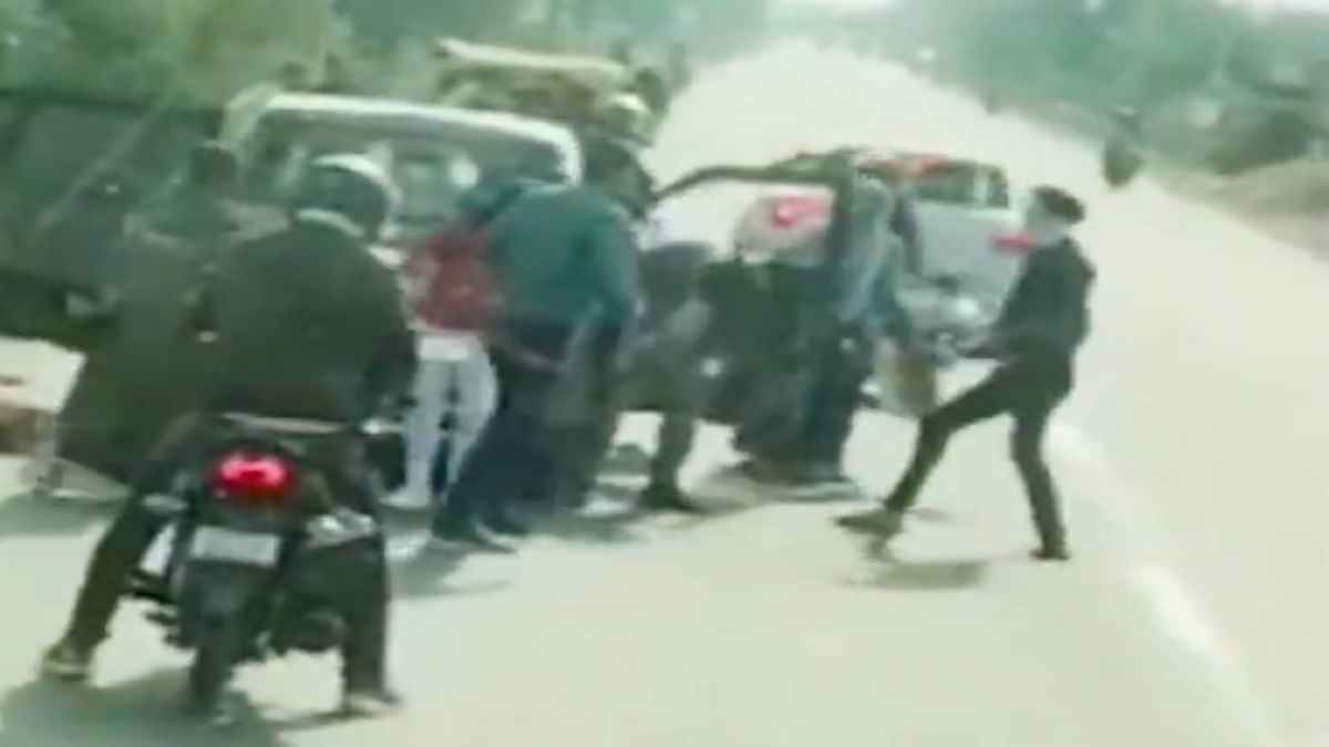 UP: स्कूल के प्रिंसिपल और टीचर पर बीच सड़क हमला, गाड़ी रोककर बरसाए लाठी-डंडे, सामने आया वीडियो