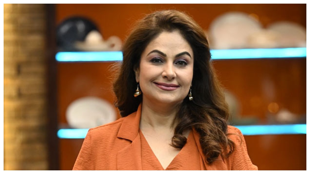 Ayesha Jhulka के साथ भरे इवेंट में हुआ Oops मूवमेंट, इंटरनेट पर वीडियो भी वायरल