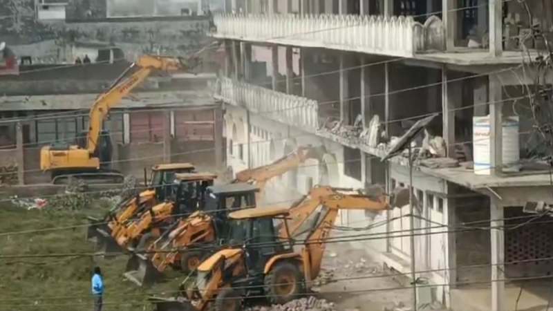 Bhopal Motinagar Bulldozers Action on 110 Shops