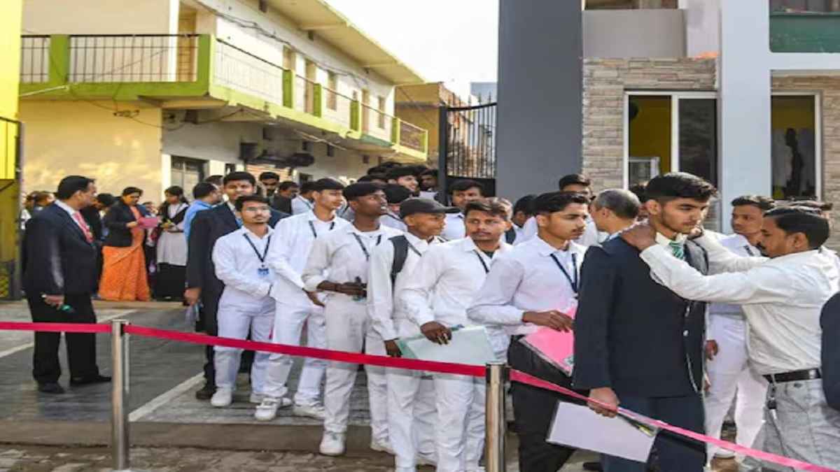 CBSE Board Exam 2025: कैसा रहा 10वीं का English पेपर, जानें छात्रों की प्रतिक्रियाएं