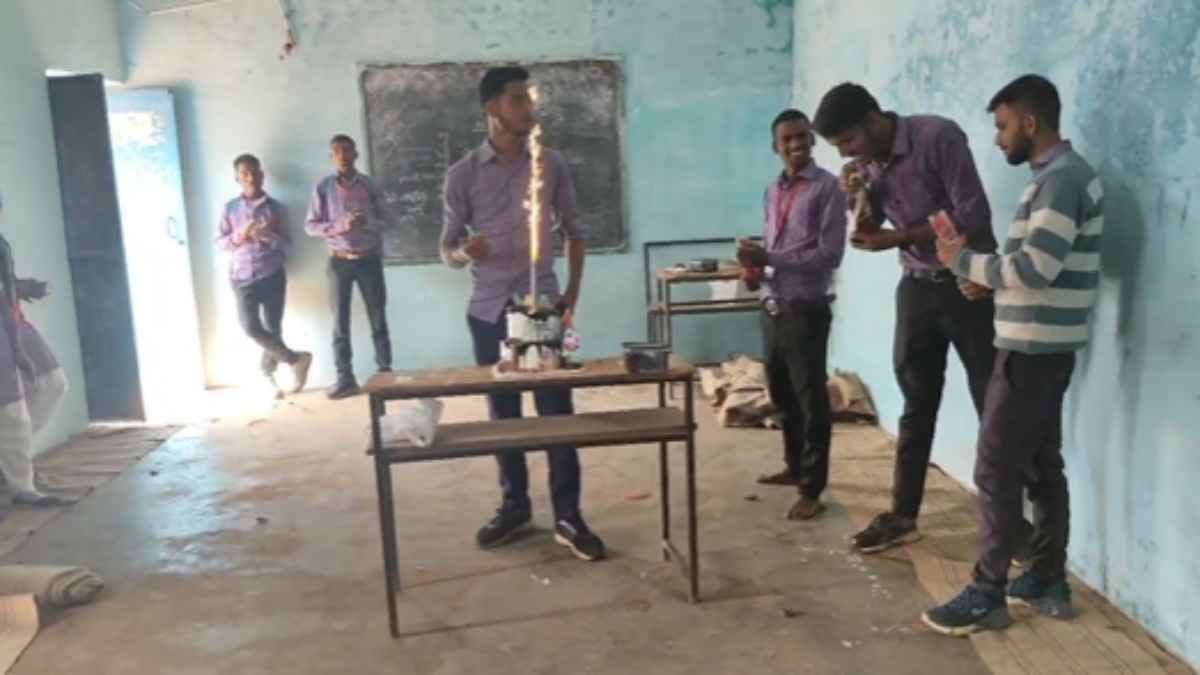 स्कूली लड़कियों के सामने बीयर की बोतलें खोलने का Video वायरल, MP के सरकारी काॅलेज का किस्सा