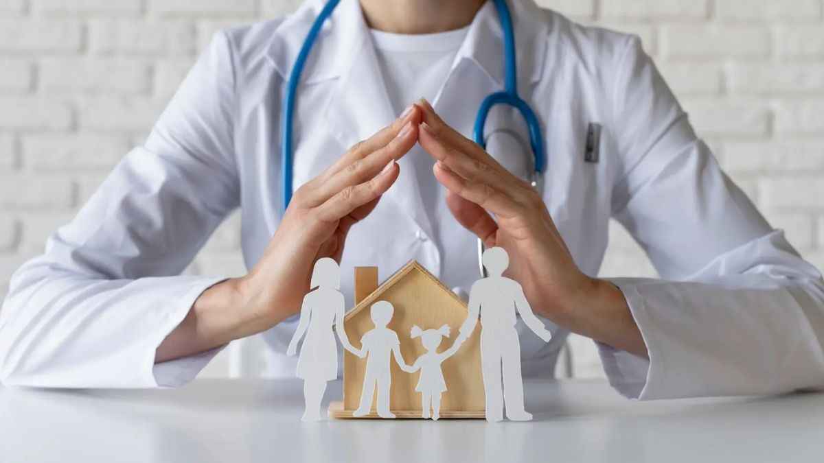 हेल्थ इंश्योरेंस लेते समय किन 5 बातों का ध्यान रखना जरूरी? कहीं आप भी तो नहीं कर रहे गलती