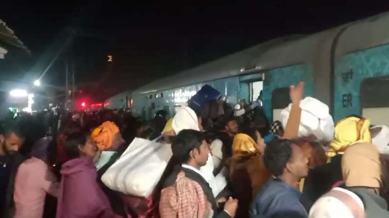 Maha Kumbh 2025 Nawada Station Video Viral