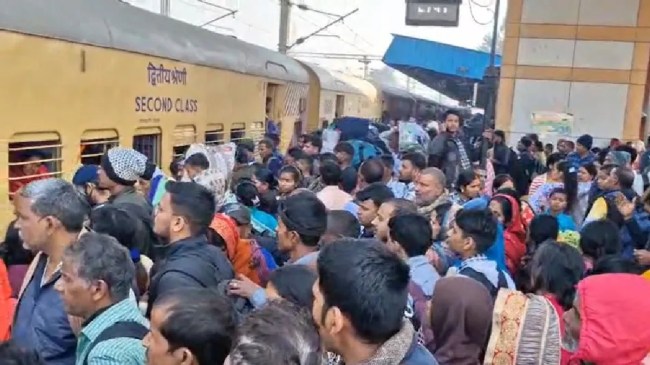 Massive Crowd at DDU Junction Massive Crowd at DDU Junction