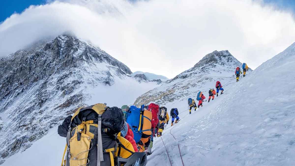स्पेस से कैसा दिखता है माउंट एवरेस्ट? नासा ने जारी की अंतरिक्ष से अनोखी तस्वीरें