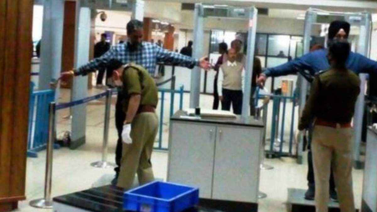 शरीर में ऐसी जगह छुपाया सोना, देखकर सन्न रह गए कस्टम अधिकारी; उतरवा डाले कपड़े