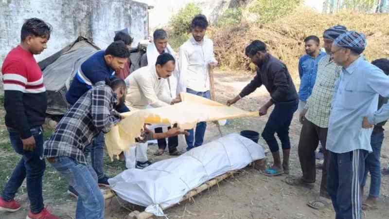 Muslims Perform Hindu Funeral in UP