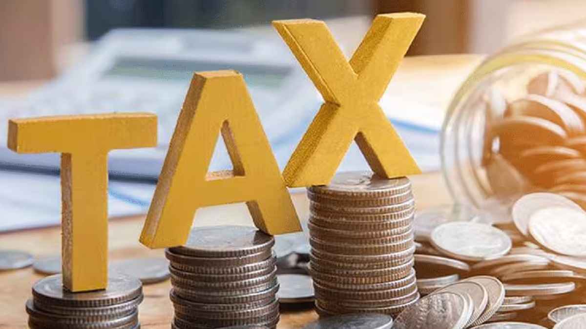 New vs old income Tax Regime: पुरानी व्यवस्था में भी हैं कई ऑप्शन, ऐसे बचा सकते हैं लगभग 1.35 लाख रुपये