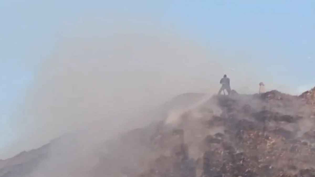 Delhi: ओखला लैंडफिल में लगी भीषण आग, सामने आया Video