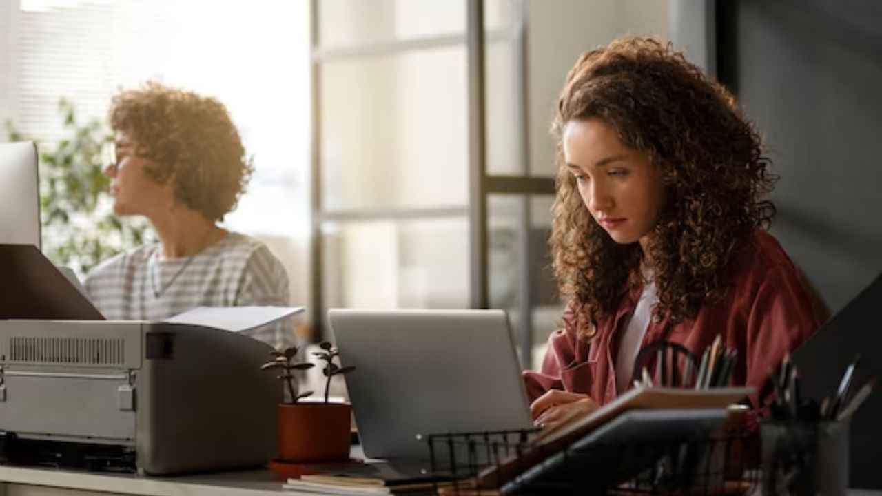 Desk Jobs Side Effects: 9 से 5 की नौकरी कैसे कर रही आपके शरीर को बर्बाद! जानें क्या कहते हैं एक्सपर्ट