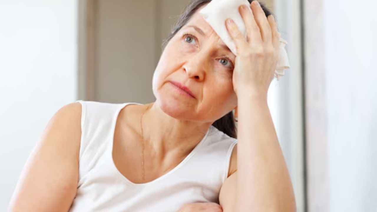Menopause के दौरान जरूर खाएं ये 3 चीजें! सेलिब्रिटी न्यूट्रिशनिस्ट ने दिए सुझाव