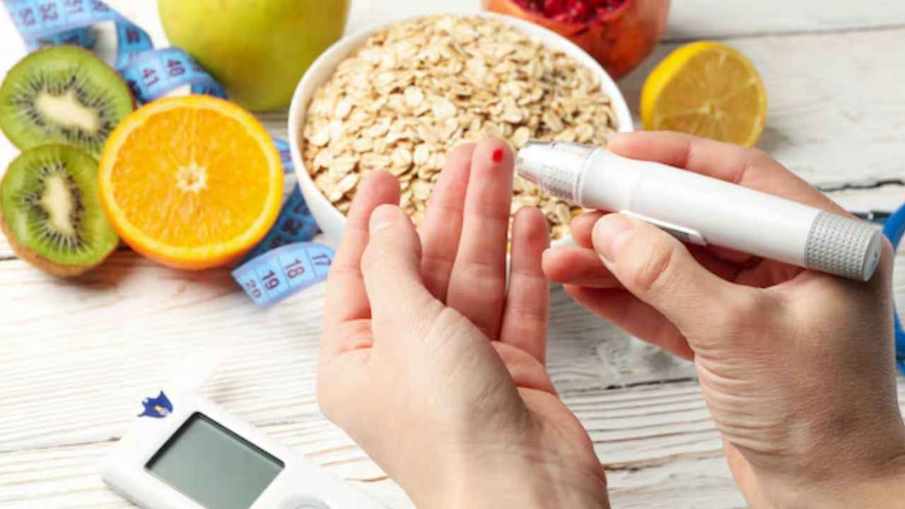 Health Tips: बाहर का खाना खाते समय ब्लड शुगर को कैसे करें कंट्रोल? जानें किन चीजों को खाना सही