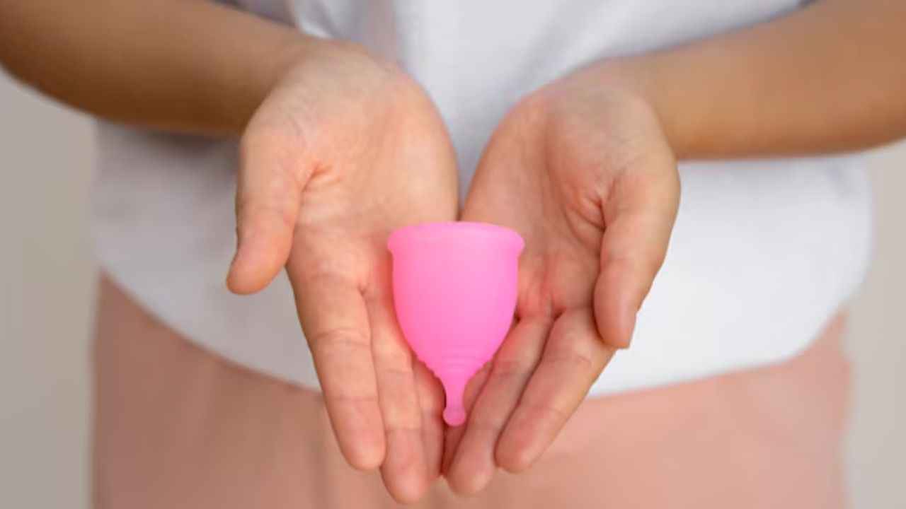 Menstrual Cup के इस्तेमाल से महिला के किडनी को पहुंचा नुकसान! जानें क्या कहती है रिपोर्ट  