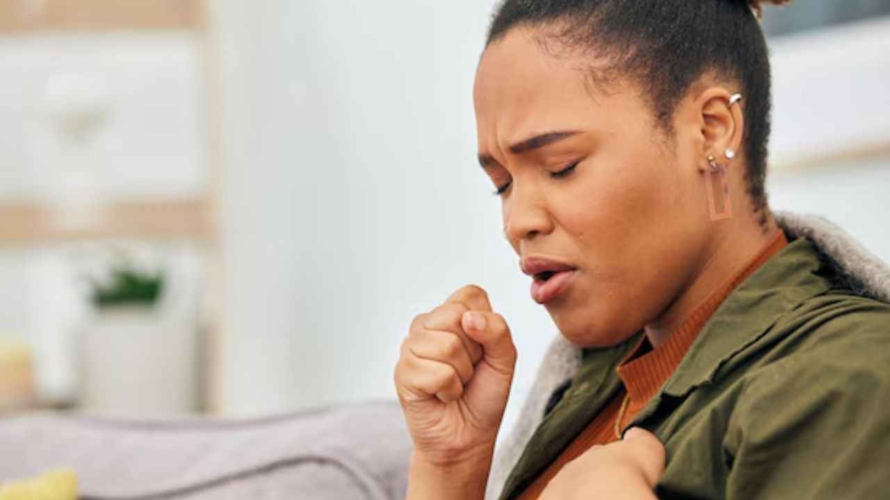 Health Tips: खांसी कब देती हैं फेफड़ों की गंभीर बीमारी का संकेत! जानें हेल्थ एक्सपर्ट की राय
