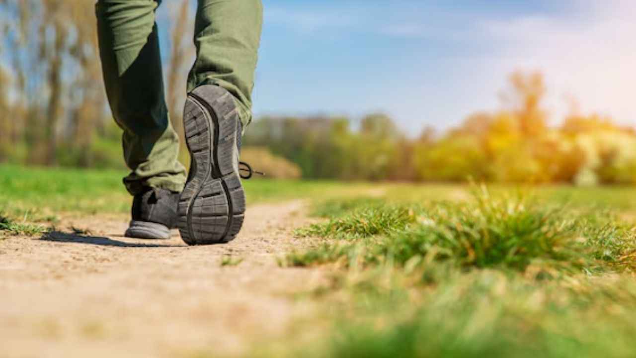 Walking Benefits: सिर्फ 10 मिनट पैदल चलने से कम होता है मौत का खतरा! डॉक्टर ने बताए गजब के फायदे