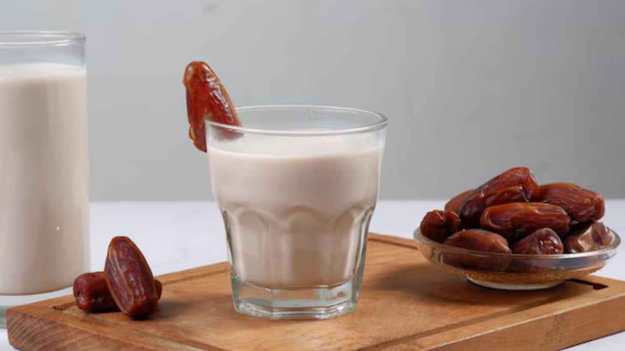 Dates milk Benefits: सोने से पहले दूध में डालें खजूर, मिलेंगे 3 गजब के फायदे