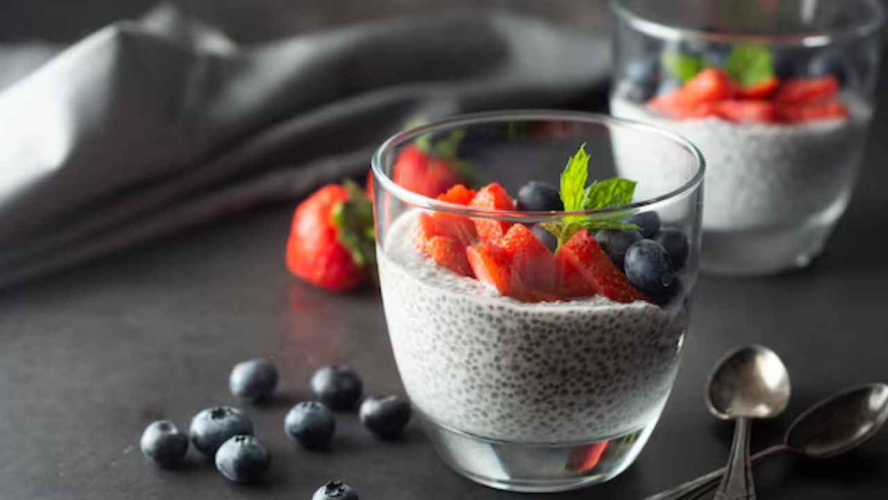 Chia Seeds Benefits: इम्यूनिटी बूस्ट करने के लिए इन 3 चीजों में मिलाएं चिया सीड्स, बीमारियां रहेंगी दूर