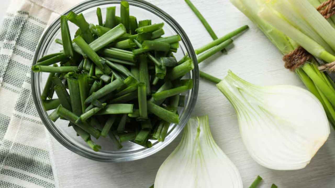 Spring Onion Benefits: सर्दियों में हरी प्याज खाने के होते हैं ये 3 गजब के फायदे, जानें हेल्थ एक्सपर्ट की राय