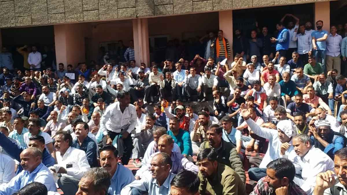 जम्मू में जल शक्ति कर्मचारियों का प्रदर्शन, सरकार के खिलाफ की नारेबाजी