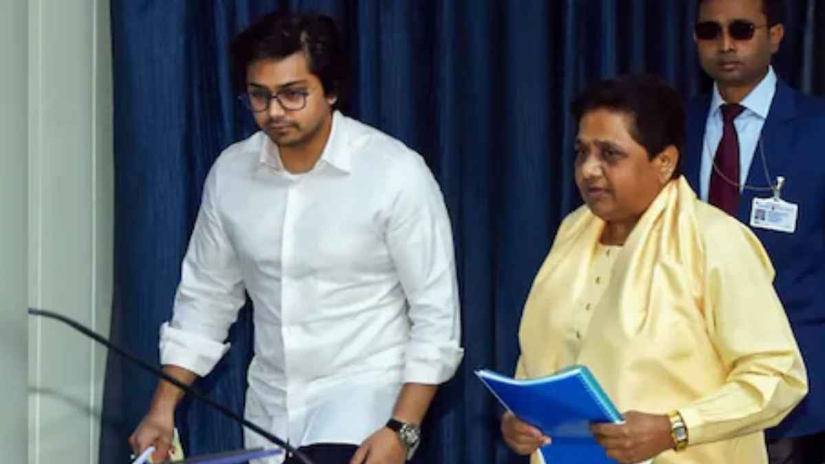 मायावती ने आकाश आनंद को पार्टी से क्यों निकाला? धड़ाधड़ किए 3 ट्वीट में बताई वजह