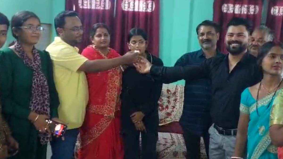 बेटी का रिजल्ट देखकर घर में मनाया गया जश्न, मां-बाप फूले नहीं समा रहे