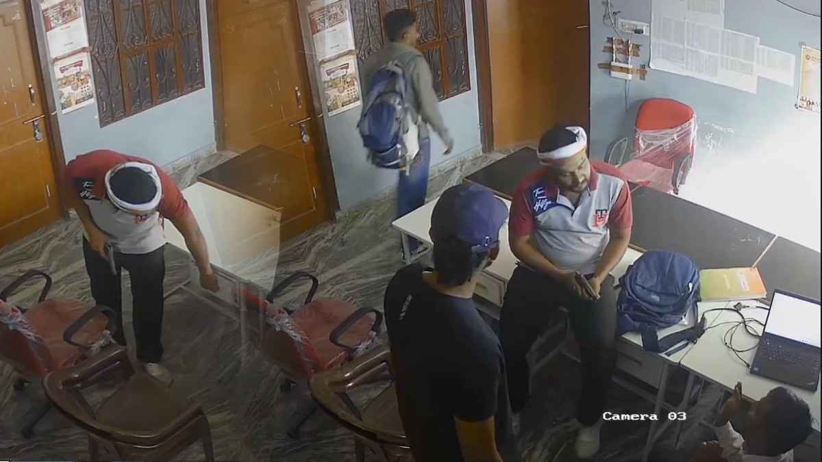 ऑफिस में लूटपाट, कर्मचारी को कमरे में किया बंद, लूटी चांदी की चेन, CCTV में कैद हुई वारदात