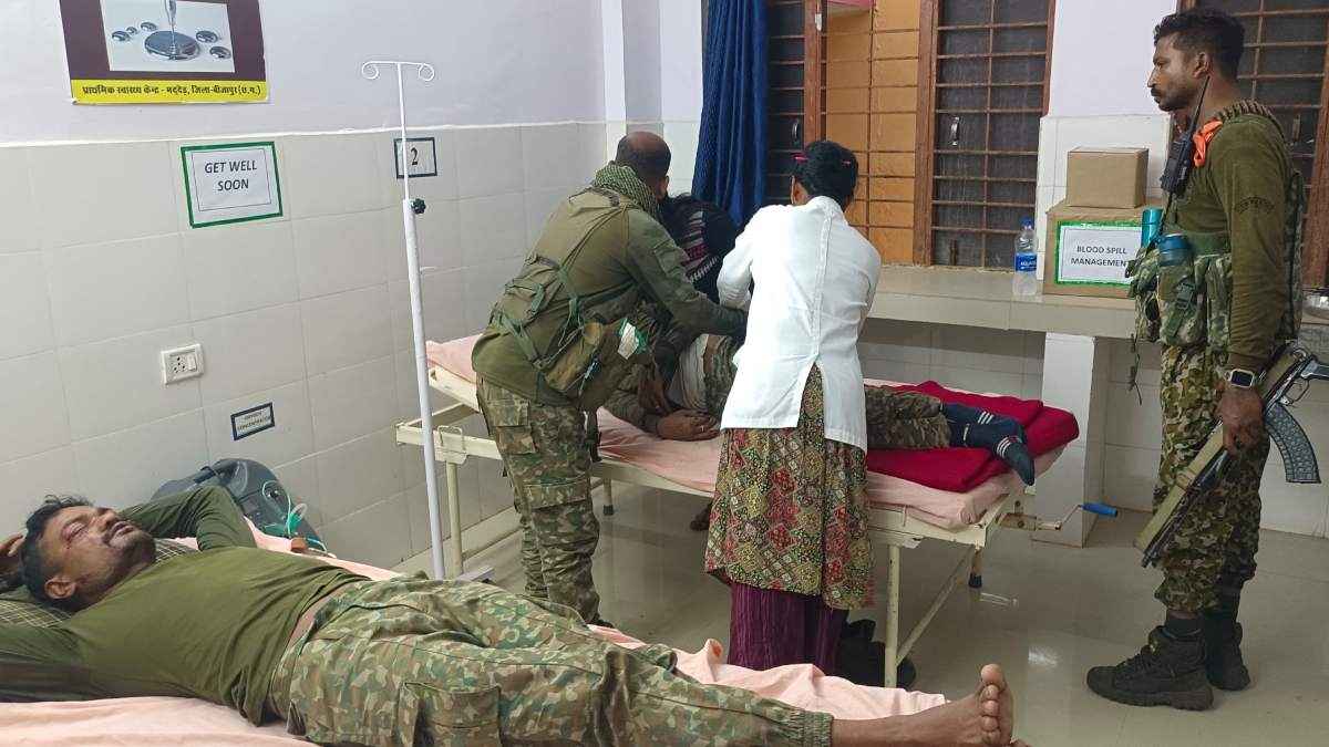 बीजापुर में बड़ा नक्सली हमला, IED ब्लास्ट में सड़क पर बन गया गड्ढा