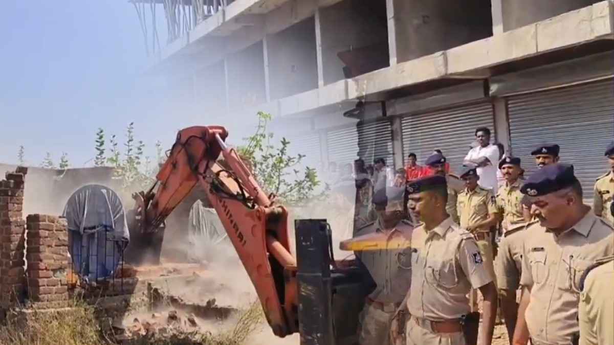 महीसागर में चला बुलडोजर, धार्मिक स्थलों के अवैध निर्माणों पर बड़ी कार्रवाई