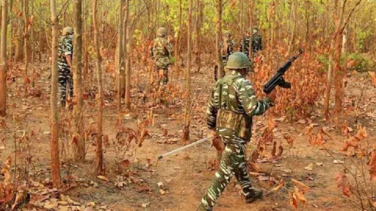 सुकमा में नक्सलियों और जवानों के बीच मुठभेड़ जारी, फोर्स ने चारों ओर से घेरा
