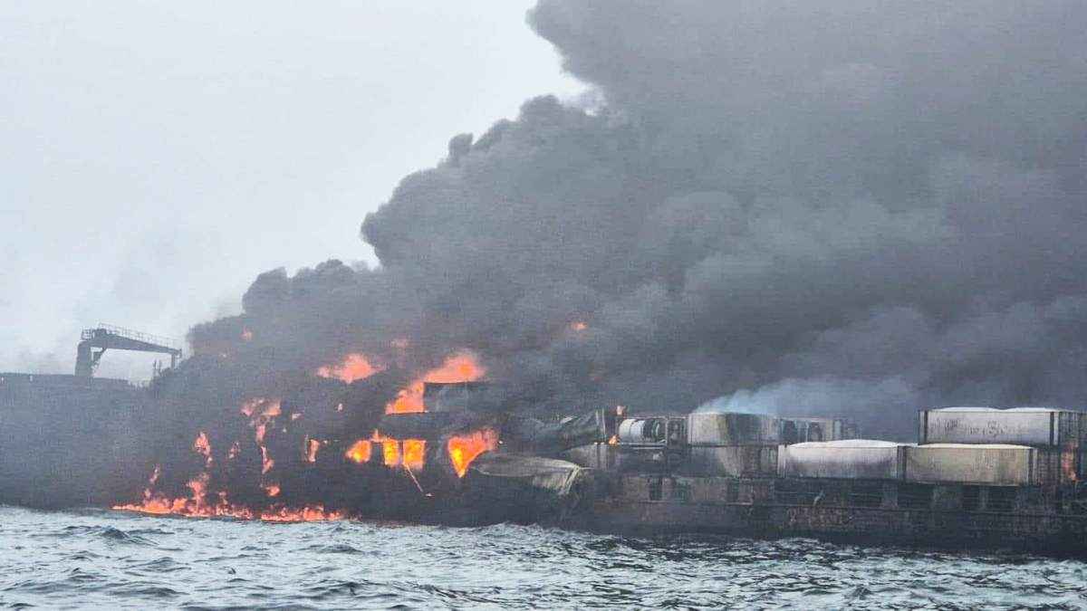 बीच समुद्र में दो जहाजों के बीच टक्कर, 32 लोगों को बचाया गया