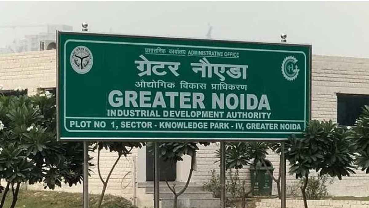 Good News: ग्रेटर नोएडा में गड्ढा मुक्त होंगी सड़कें, रिसर्फेसिंग से पहले सफाई शुरू