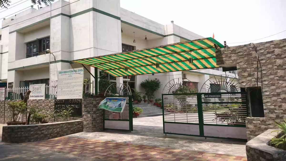 नोएडा में टीचर बना हैवान, स्कूल के व्हाट्सएप ग्रुप पर वायरल की वीडियो