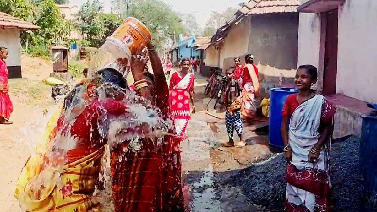 पश्चिम बंगाल में आदिवासी समाज ने खेली पानी से होली, जानें क्या है इसके पीछे की वजह?